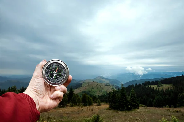 Kompass Der Hand Vor Dem Hintergrund Einer Berglandschaft Nahaufnahme Das — Stockfoto