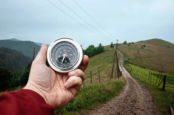 Close Mannelijke Hand Zilveren Kompas Een Achtergrond Van Berglandschap Het — Stockfoto