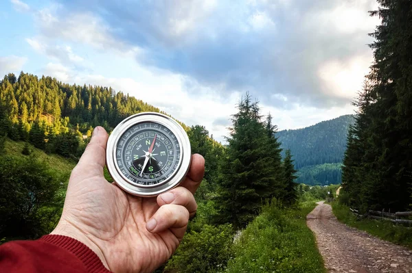 Close Mannelijke Hand Zilveren Kompas Een Achtergrond Van Berglandschap Het — Stockfoto