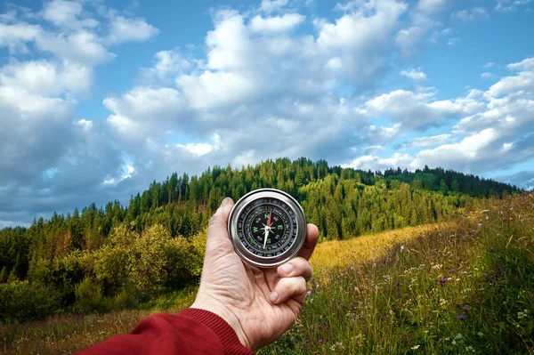 Primer Plano Brújula Masculina Plateada Sobre Fondo Paisaje Montañoso Concepto —  Fotos de Stock