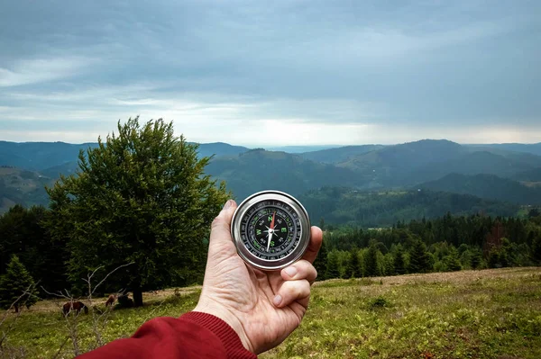 Kompas Hand Een Achtergrond Van Een Landschap Van Bergen Close — Stockfoto