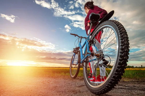 Hermosa Chica Traje Deportivo Rojo Una Bicicleta Sobre Fondo Puesta —  Fotos de Stock