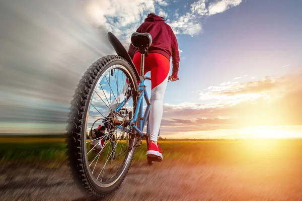 자전거를 스포츠 석양을 배경으로 스포츠 슈트를 아름다운 라이프 스타일 심장외과 — 스톡 사진