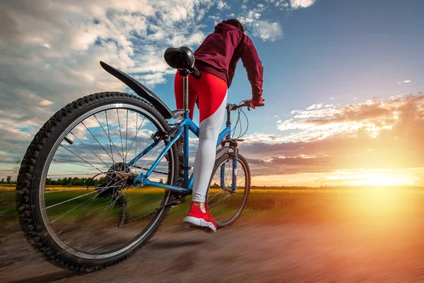 자전거를 스포츠 석양을 배경으로 스포츠 슈트를 아름다운 라이프 스타일 심장외과 — 스톡 사진