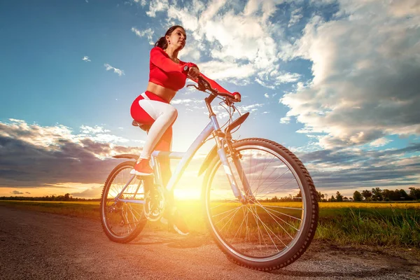 Sporttraining Fiets Mooi Meisje Een Sportpak Een Zonsondergang Achtergrond Het — Stockfoto