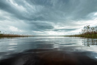 Göl ve kara bulutlar, güzel manzara.