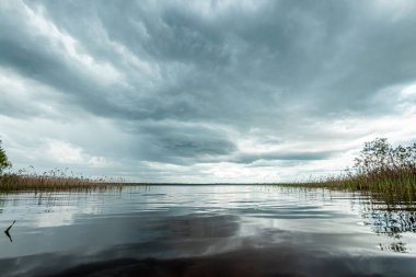 Göl ve kara bulutlar, güzel manzara.