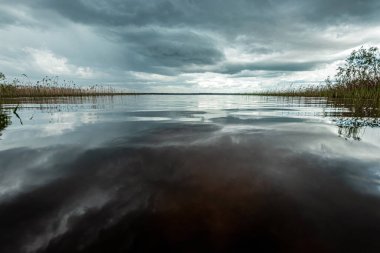 Göl ve kara bulutlar, güzel manzara.