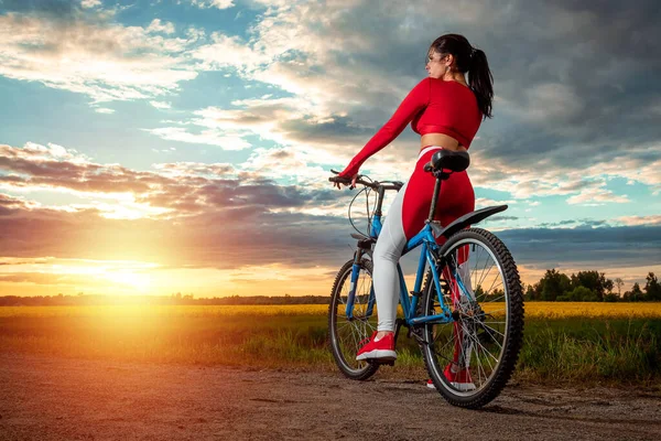 Entrenamiento Deportivo Bicicleta Hermosa Chica Traje Deportivo Sobre Fondo Atardecer —  Fotos de Stock