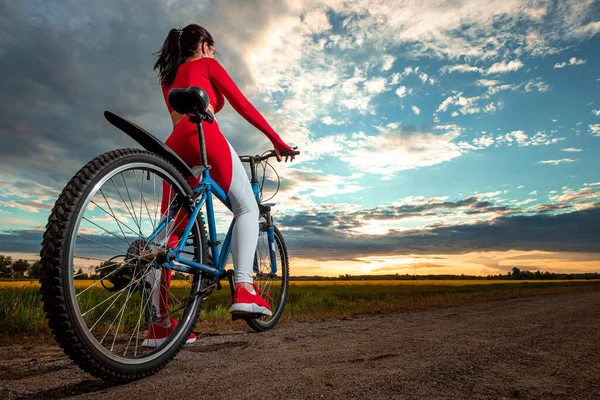 운동복을 석양을 배경으로 자전거를 아름다운 스포츠 심장외과의 부하에 개념입니다 — 스톡 사진