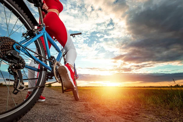 Entrenamiento Deportivo Bicicleta Hermosa Chica Traje Deportivo Sobre Fondo Atardecer —  Fotos de Stock