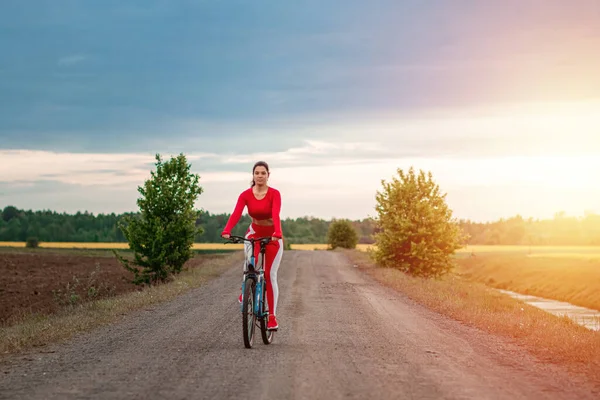 Спортивная Тренировка Велосипеде Красивая Девушка Спортивном Костюме Фоне Заката Концепция — стоковое фото