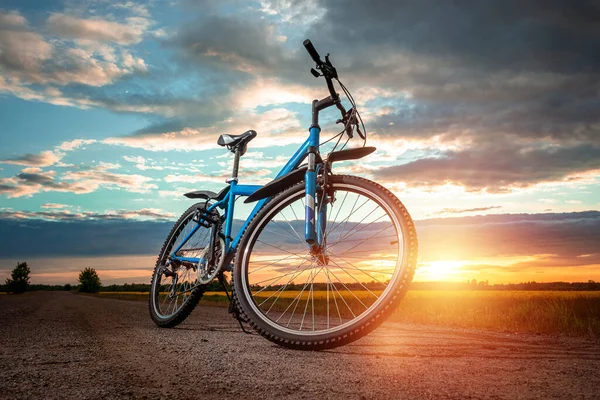 日没の背景に自転車 健康的なライフスタイル スポーツトレーニング 心臓負荷の概念 スペースのコピー — ストック写真