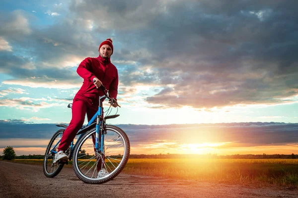 Спортивная Тренировка Велосипеде Человек Спортивном Костюме Фоне Заката Концепция Здорового — стоковое фото