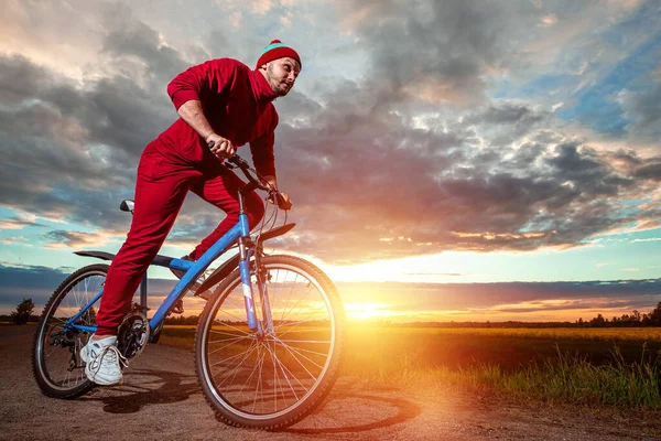 운동복을 남자가 석양을 배경으로 자전거를 있습니다 스포츠 심장외과의 부하에 개념입니다 — 스톡 사진