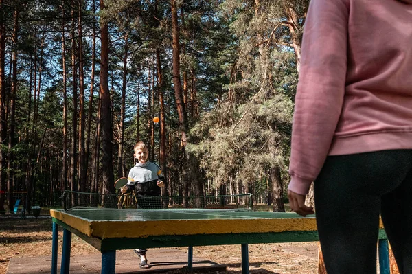 Niño Juega Ping Pong Con Madre Juegos Deportivos Concepto Lazos — Foto de Stock