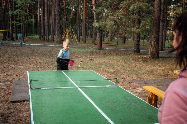 Rapaz Joga Pingue Pongue Com Mãe Jogos Desportivos Conceito Laços — Fotografia de Stock