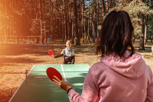 Garçon Joue Ping Pong Avec Mère Aux Jeux Sport Concept — Photo