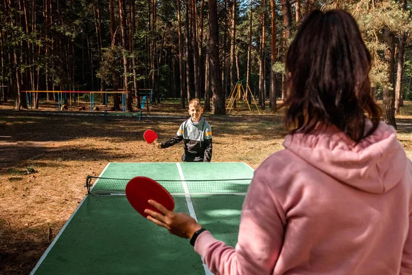 Kluk Hraje Ping Pong Mámou Sportovní Hry Koncept Rodinných Svazků — Stock fotografie