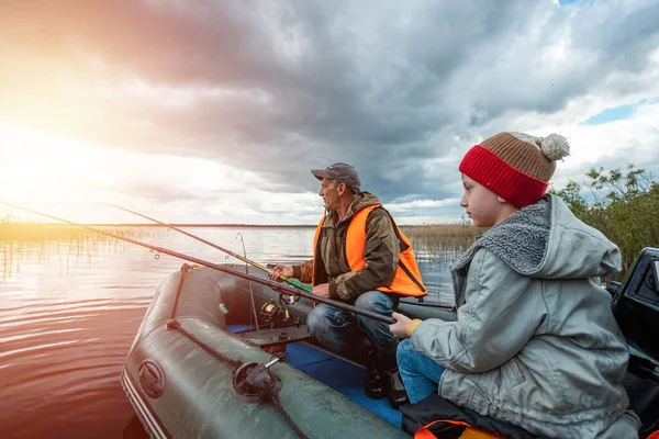 Nipote Nonno Insieme Pescano Una Barca Sul Lago Concetto Famiglia — Foto Stock