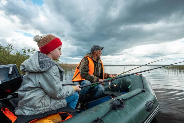 Unoka Nagyapa Együtt Horgásznak Egy Hajón Tónál Család Fogalma Nyári — Stock Fotó