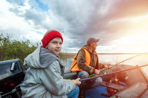 Unoka Nagyapa Együtt Horgásznak Egy Hajón Tónál Család Fogalma Nyári — Stock Fotó