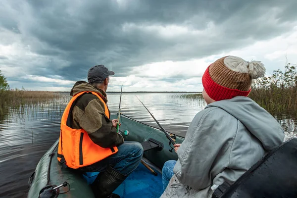 Nipote Nonno Insieme Pescano Una Barca Sul Lago Concetto Famiglia — Foto Stock