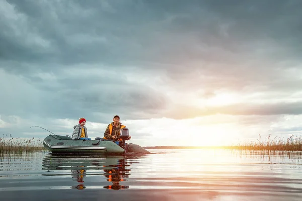 Padre Hijo Montan Bote Motor Lago Concepto Familia Vacaciones Verano — Foto de Stock