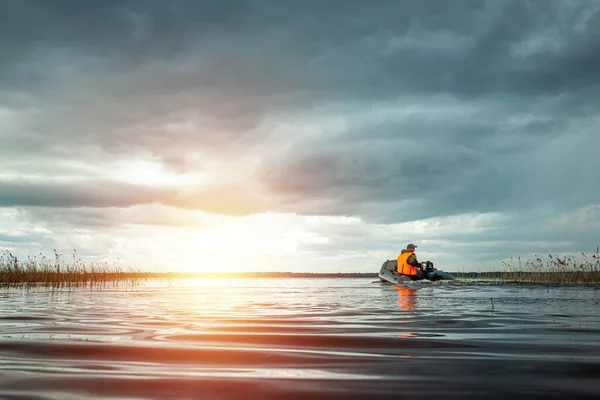 Ojciec Syn Pływają Motorówką Jeziorze Koncepcja Rodziny Letnie Wakacje Pokolenie — Zdjęcie stockowe