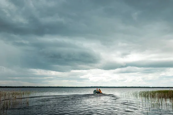 爷爷和孙子在湖上坐汽艇 家庭的概念 复制空间 — 图库照片