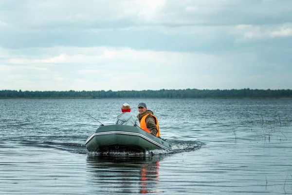 Pai Filho Montam Barco Motor Lago Conceito Família Férias Verão — Fotografia de Stock