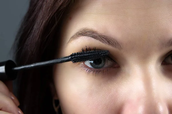 Schönes Mädchen Bemalt Augen Mit Wimperntusche Nahaufnahme Kosmetik Körperpflege — Stockfoto