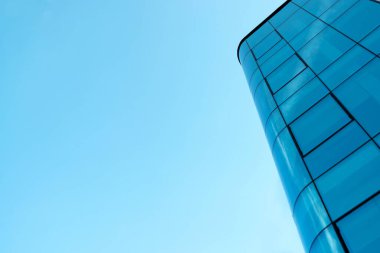 Cam ofis binası, pencerelere yansıyan gökyüzü manzarası. İş, iş, ofis kavramı. Boşluğu kopyala
