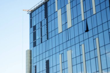 Cam ofis binası, pencerelere yansıyan gökyüzü manzarası. İş, iş, ofis kavramı. Boşluğu kopyala
