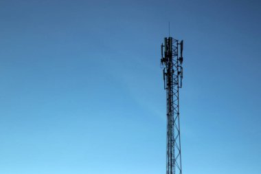 Hücre kulesi, mavi gökyüzüne karşı siluet. İletişim konsepti, yeni nesil ağlar