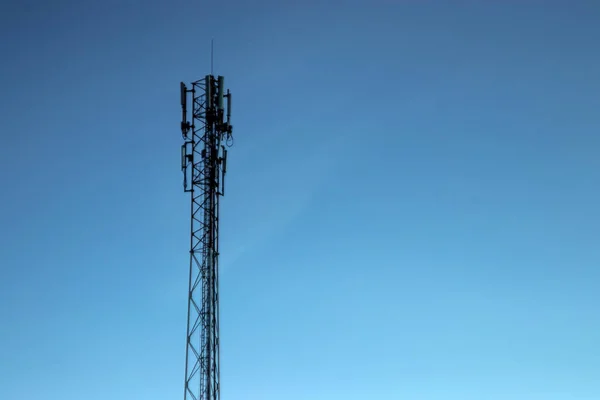 Torre Cellulare Silhouette Contro Cielo Blu Concetto Comunicazione Reti Nuova — Foto Stock