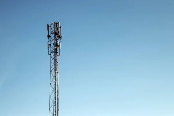 Torre Célula Silueta Contra Cielo Azul Concepto Comunicación Redes Próxima — Foto de Stock