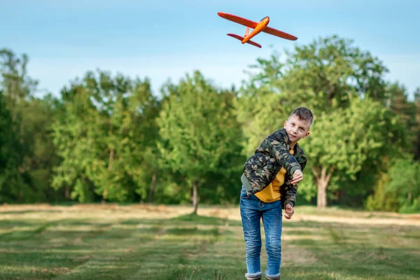 Chlapec Spustí Malé Letadýlko Pozadí Zeleně Koncept Snů Volba Povolání — Stock fotografie