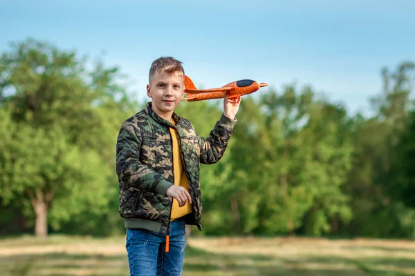 Menino Lança Avião Brinquedo Contra Pano Fundo Vegetação Conceito Sonhos — Fotografia de Stock