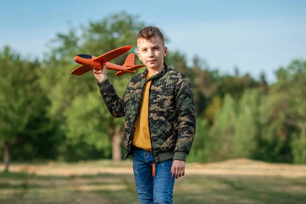 Мальчик Запускает Игрушечный Самолет Фоне Зелени Концепция Мечты Выбор Профессии — стоковое фото