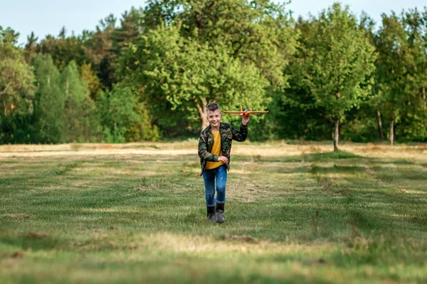 Niño Corre Través Del Campo Lanza Avión Juguete Contra Fondo —  Fotos de Stock