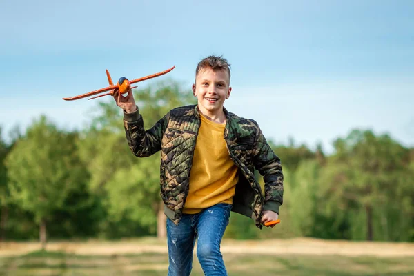 Chlapec Spustí Malé Letadýlko Pozadí Zeleně Koncept Snů Volba Povolání — Stock fotografie