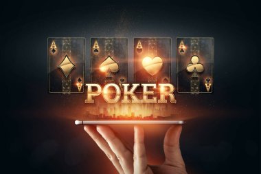 Yaratıcı arka plan, online kumarhane, erkek elinde iskambil kağıtlarıyla bir akıllı telefon, yazılı poker, siyah-altın arka plan. İnternet kumar konsepti. Boşluğu kopyala