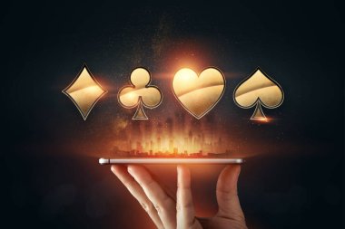 Yaratıcılık geçmişi, online kumarhane, bir adamın elinde oyun kartları, rulet fişleri, siyah-altın arka planı olan bir akıllı telefon. İnternet kumar konsepti. Boşluğu kopyala.