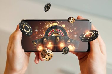 Yaratıcılık geçmişi, online kumarhane, bir adamın elinde oyun kartları, rulet fişleri, siyah-altın arka planı olan bir akıllı telefon. İnternet kumar konsepti. Boşluğu kopyala.