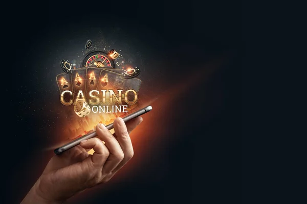 在一个男人手里拿着一个智能手机 上面有扑克牌 轮盘和筹码 背景是黑金的 在线赌博的概念 在线赌场 复制空间 — 图库照片