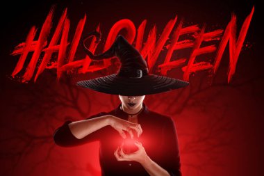 Cadı kız, ayın arka planına, cadılar bayramına karşı bir şeyler çağrıştırıyor. Cadı şapkalı güzel bir genç kadın. Halloween Flyer Kavramı, Poster, Kopyalama Alanı, Karışık Ortam