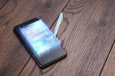 Elektronik imza kavramı, uzaktan iş, bir telefon görüntüsü, bir sözleşmenin hologramı ve imza için bir kalem. Uzaktan işbirliği, çevrimiçi iş, kopyalama alanı. Karışık ortam