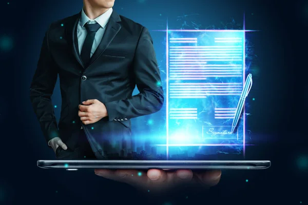 Elektronik imza kavramı, uzaktan iş, telefon görüntüsü, bir sözleşmenin hologramı ve imzası kalem olan bir el. Uzaktan işbirliği, online iş. Karışık ortam