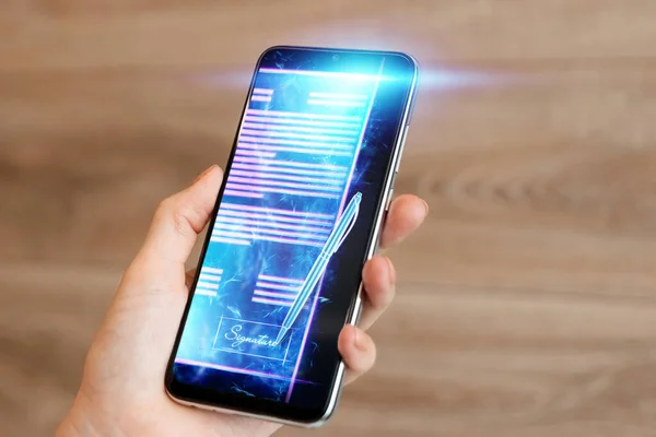 Mužská Ruka Moderní Smartphone Hologram Kontrakt Koncept Pro Elektronický Podpis — Stock fotografie